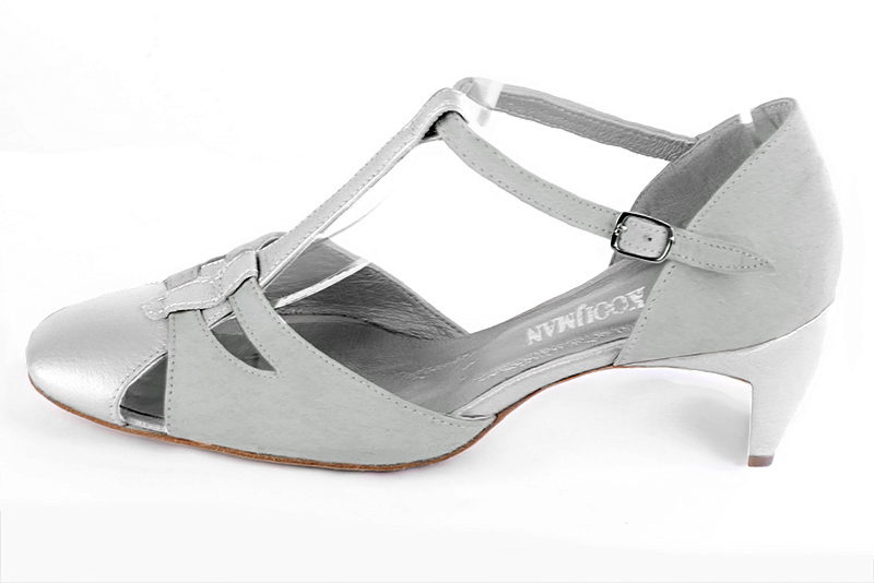 Light silver and pearl grey women's T-strap open side shoes. Round toe. Medium comma heels. Profile view - Florence KOOIJMAN
